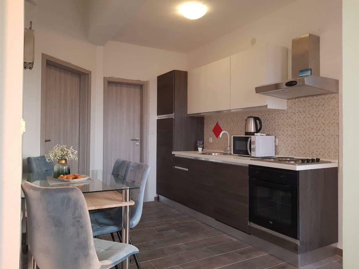 נין Apartmani Luce I Miho מראה חיצוני תמונה