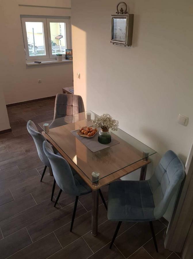 נין Apartmani Luce I Miho מראה חיצוני תמונה