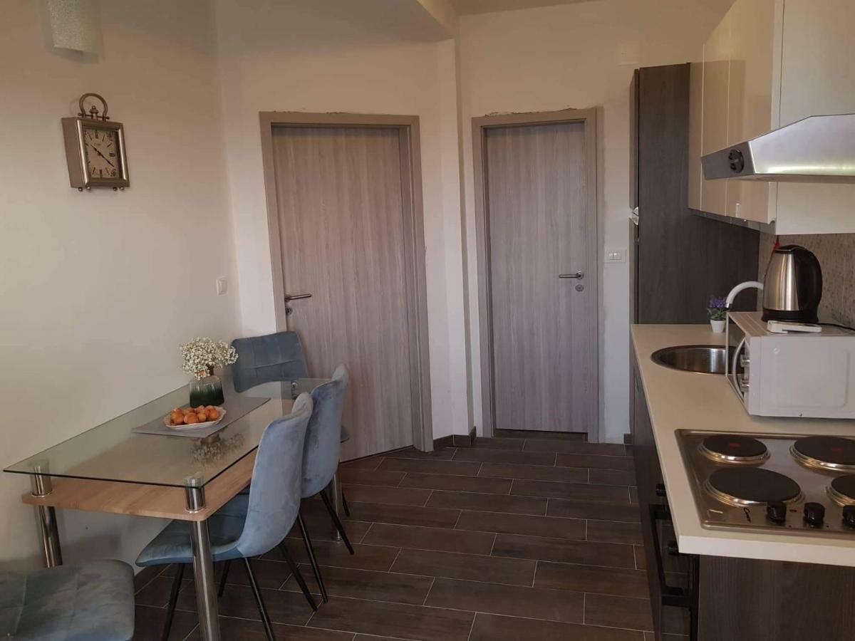 נין Apartmani Luce I Miho מראה חיצוני תמונה