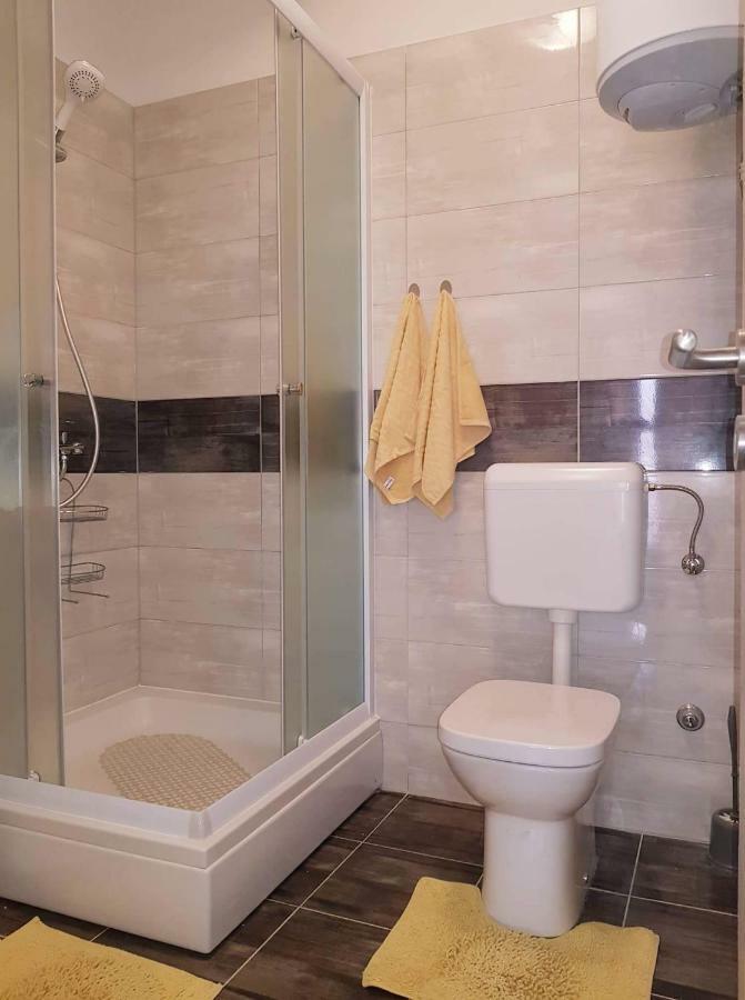 נין Apartmani Luce I Miho מראה חיצוני תמונה