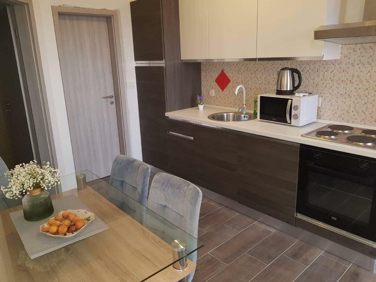 נין Apartmani Luce I Miho מראה חיצוני תמונה