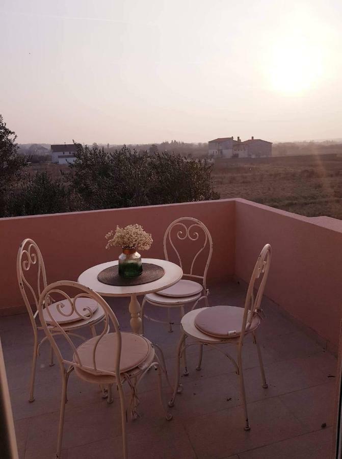 נין Apartmani Luce I Miho מראה חיצוני תמונה