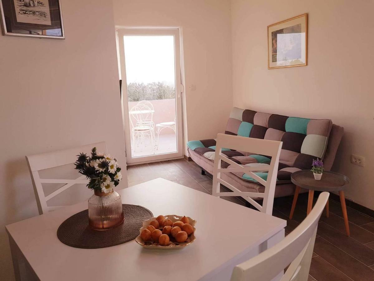 נין Apartmani Luce I Miho מראה חיצוני תמונה