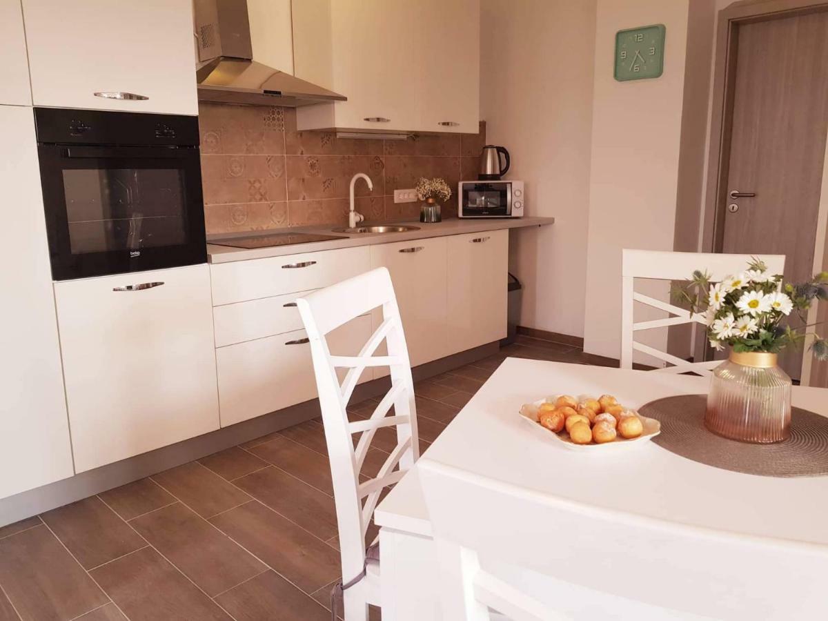נין Apartmani Luce I Miho מראה חיצוני תמונה